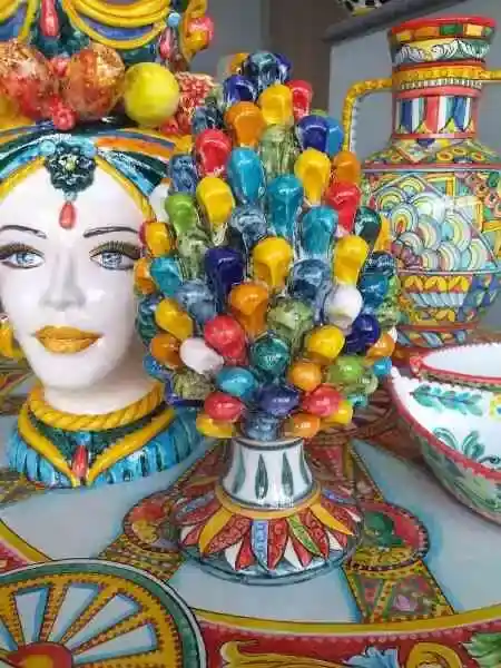 Elide - Ceramiche Caltagirone, tavoli in pietra lavica, teste di moro